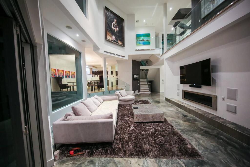 Pousada Hollywood Hills Modern Sanctuary-jaw Dropping View