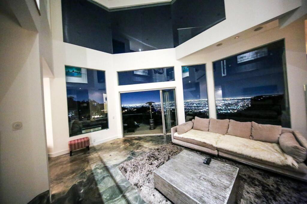 Hollywood Hills Modern Sanctuary-jaw Dropping View Villa *