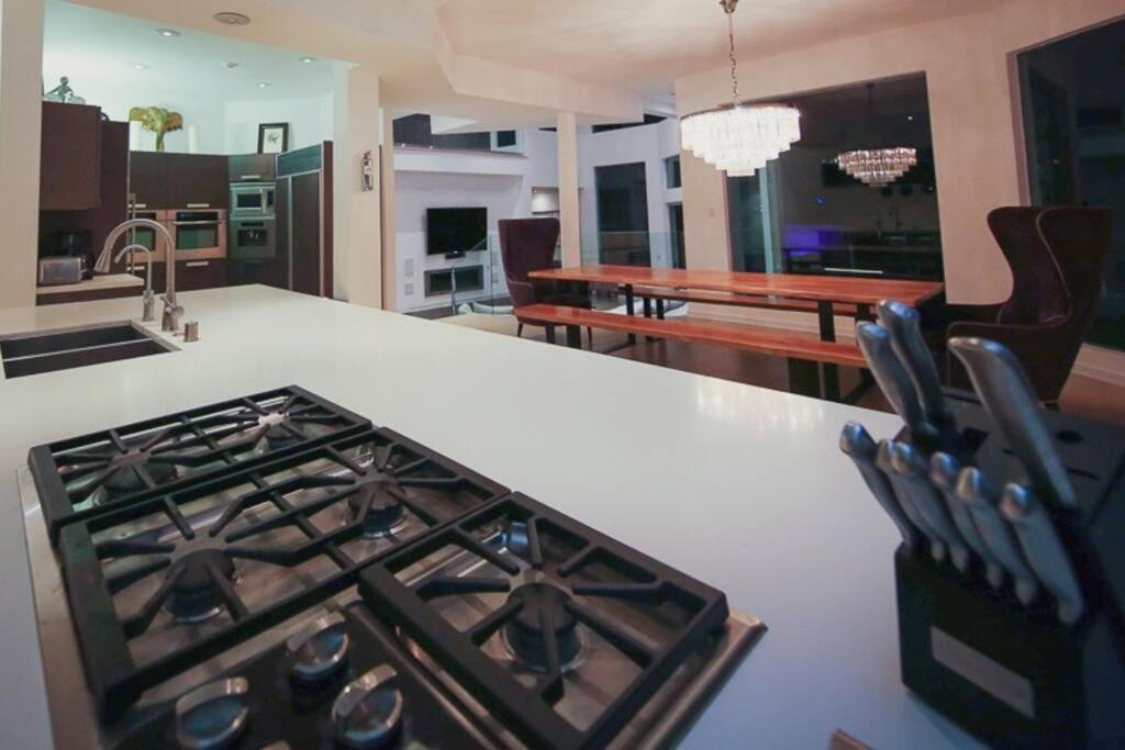 Hollywood Hills Modern Sanctuary-jaw Dropping View *